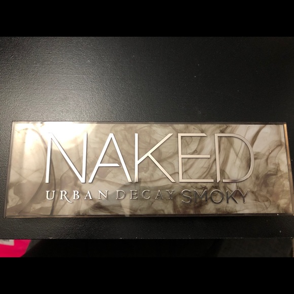 TAKING OFFERS Urban Decay Naked Smoky - Picture 1 of 2